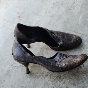 CYDWOQ Leather Kitten Heel Pumps With A Crocodile Embossed Texture